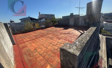 Casa 5 ambientes con cochera y fondo libre