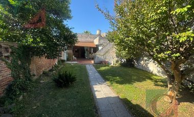 Casa 5 ambientes con cochera y fondo libre
