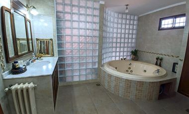 Chalet 190m2 cub, jardín, garage. Excelente ubicación - La Lucila