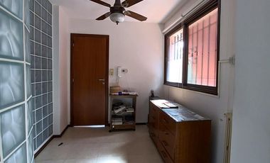 Chalet 190m2 cub, jardín, garage. Excelente ubicación - La Lucila