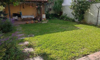 Chalet 190m2 cub, jardín, garage. Excelente ubicación - La Lucila