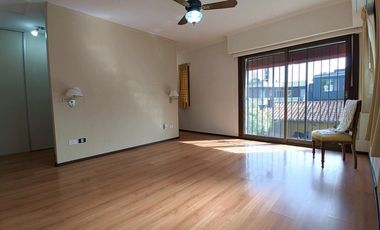 Chalet 190m2 cub, jardín, garage. Excelente ubicación - La Lucila