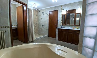 Chalet 190m2 cub, jardín, garage. Excelente ubicación - La Lucila