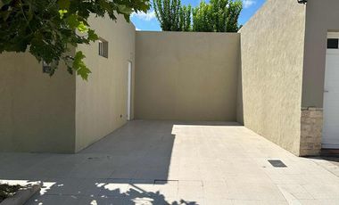 Casa en venta - 2 Dormitorios 2 Baños - Cochera - 300Mts2 - Norberto de La Riestra, 25 de Mayo