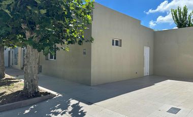Casa en venta - 2 Dormitorios 2 Baños - Cochera - 300Mts2 - Norberto de La Riestra, 25 de Mayo