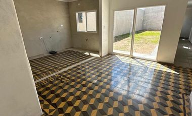 Casa en venta - 2 Dormitorios 2 Baños - Cochera - 300Mts2 - Norberto de La Riestra, 25 de Mayo