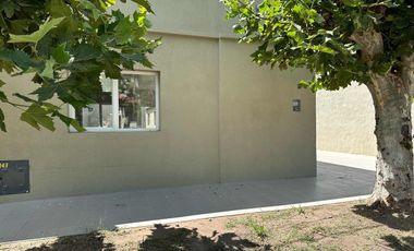 Casa en venta - 2 Dormitorios 2 Baños - Cochera - 300Mts2 - Norberto de La Riestra, 25 de Mayo