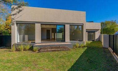 Casa en venta - 4 Dormitorios 3 Baños - 430mts2 - Mar del Plata