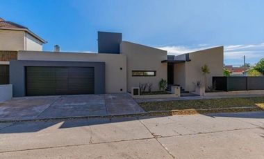 Casa en venta - 4 Dormitorios 3 Baños - 430mts2 - Mar del Plata