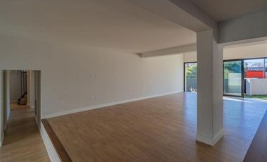 Casa en venta - 4 Dormitorios 3 Baños - 430mts2 - Mar del Plata