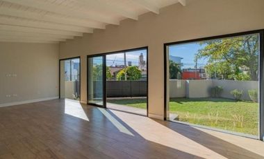 Casa en venta - 4 Dormitorios 3 Baños - 430mts2 - Mar del Plata