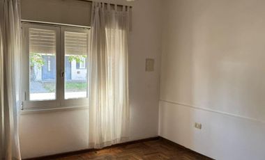 Casa en venta - 2 Dormitorios 1 Baño - 468mts2 - Chivilcoy