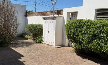 Casa en venta - 2 Dormitorios 1 Baño - 468mts2 - Chivilcoy