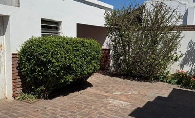 Casa en venta - 2 Dormitorios 1 Baño - 468mts2 - Chivilcoy