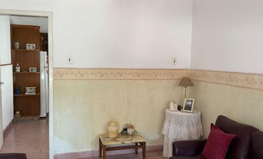 Casa en venta - 2 Dormitorios 1 Baño - 468mts2 - Chivilcoy