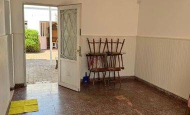 Casa en venta - 2 Dormitorios 1 Baño - 468mts2 - Chivilcoy