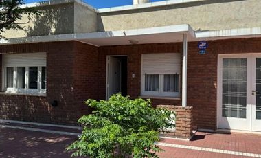 Casa en venta - 2 Dormitorios 1 Baño - 468mts2 - Chivilcoy