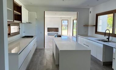 Casa en venta - 4 Dormitorios 5 Baños - Cocheras - 387Mts2 - El Milord, Pilar