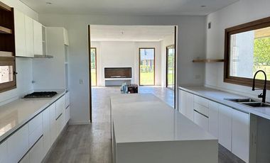 Casa en venta - 4 Dormitorios 5 Baños - Cocheras - 387Mts2 - El Milord, Pilar