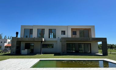 Casa en venta - 4 Dormitorios 5 Baños - Cocheras - 387Mts2 - El Milord, Pilar