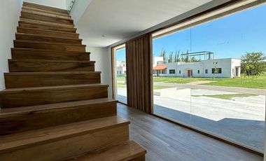 Casa en venta - 4 Dormitorios 5 Baños - Cocheras - 387Mts2 - El Milord, Pilar