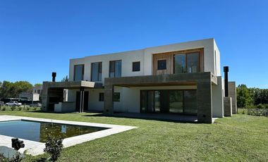 Casa en venta - 4 Dormitorios 5 Baños - Cocheras - 387Mts2 - El Milord, Pilar