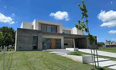 Casa en venta - 4 Dormitorios 5 Baños - Cocheras - 387Mts2 - El Milord, Pilar