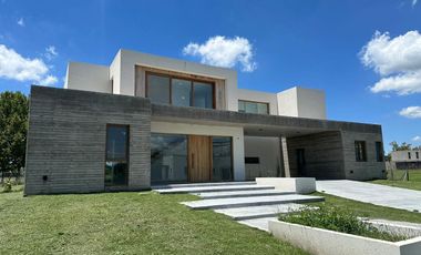 Casa en venta - 4 Dormitorios 5 Baños - Cocheras - 387Mts2 - El Milord, Pilar