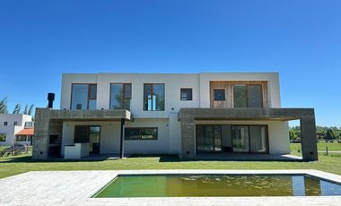 Casa en venta - 4 Dormitorios 5 Baños - Cocheras - 387Mts2 - El Milord, Pilar