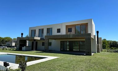 Casa en venta - 4 Dormitorios 5 Baños - Cocheras - 387Mts2 - El Milord, Pilar