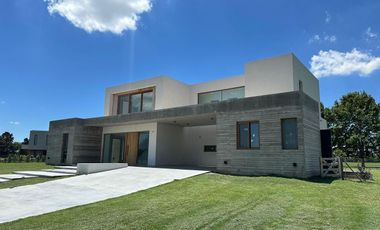 Casa en venta - 4 Dormitorios 5 Baños - Cocheras - 387Mts2 - El Milord, Pilar
