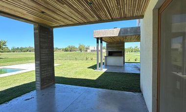 Casa en venta - 4 Dormitorios 5 Baños - Cocheras - 387Mts2 - El Milord, Pilar