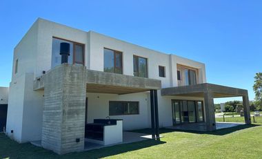 Casa en venta - 4 Dormitorios 5 Baños - Cocheras - 387Mts2 - El Milord, Pilar