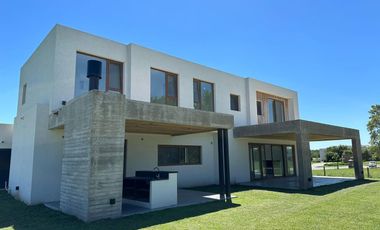 Casa en venta - 4 Dormitorios 5 Baños - Cocheras - 387Mts2 - El Milord, Pilar