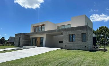 Casa en venta - 4 Dormitorios 5 Baños - Cocheras - 387Mts2 - El Milord, Pilar