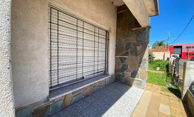 Casa en Venta de 3 dormitorios. Patio con parrilla y parque verde. Villa Fox, Zárate