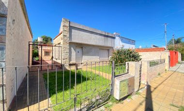 Casa en Venta de 3 dormitorios. Patio con parrilla y parque verde. Villa Fox, Zárate