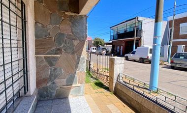 Casa en Venta de 3 dormitorios. Patio con parrilla y parque verde. Villa Fox, Zárate