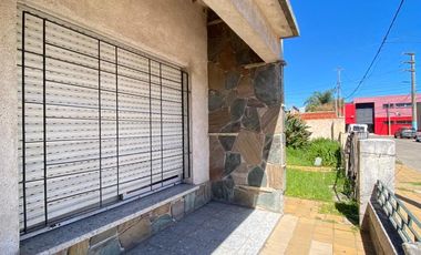 Casa en Venta de 3 dormitorios. Patio con parrilla y parque verde. Villa Fox, Zárate