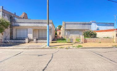 Casa en Venta de 3 dormitorios. Patio con parrilla y parque verde. Villa Fox, Zárate