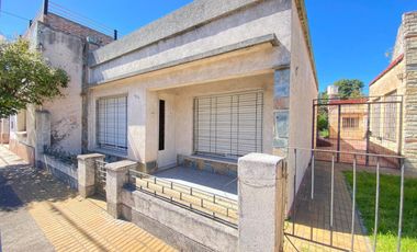 Casa en Venta de 3 dormitorios. Patio con parrilla y parque verde. Villa Fox, Zárate