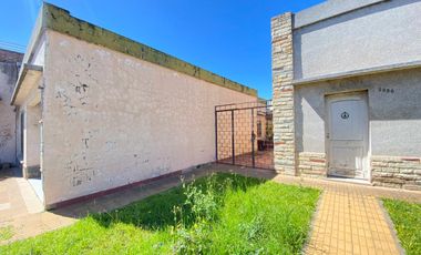 Casa en Venta de 3 dormitorios. Patio con parrilla y parque verde. Villa Fox, Zárate