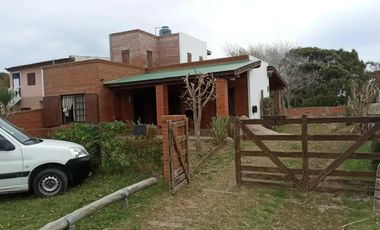 Casa en venta - 4 Dormitorios 2 Baños - Las Toninas