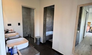 Casa 4 ambientes en Los Olivares.