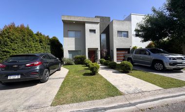 Casa 4 ambientes en Los Olivares.