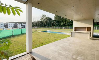 VENTA CASA  DE 4 DORMITORIOS BARRIO CERRADO ALTOS DE CAMPO GRANDE