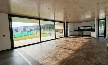 VENTA CASA  DE 4 DORMITORIOS BARRIO CERRADO ALTOS DE CAMPO GRANDE