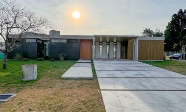 VENTA CASA  DE 4 DORMITORIOS BARRIO CERRADO ALTOS DE CAMPO GRANDE