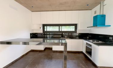 VENTA CASA  DE 4 DORMITORIOS BARRIO CERRADO ALTOS DE CAMPO GRANDE