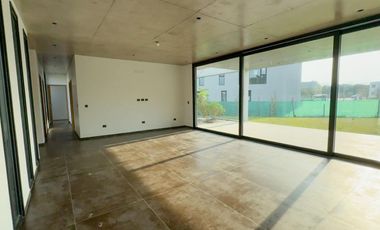 VENTA CASA  DE 4 DORMITORIOS BARRIO CERRADO ALTOS DE CAMPO GRANDE